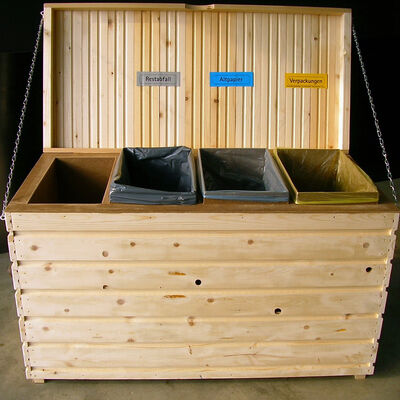 Holzkiste, als Abfallsortierbox, mit 3 eingelassenen Kammern für Abfallsäcke