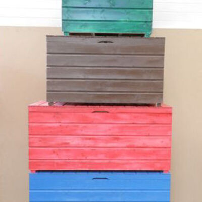Vier Abfallsortierboxen übereinander gestapelt, in blau, rot, braun und grün