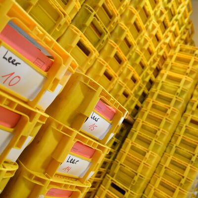 Wahlbriefe werden nach Bezirken sortiert und in gelben Postboxen bis zum Wahltag gelager.