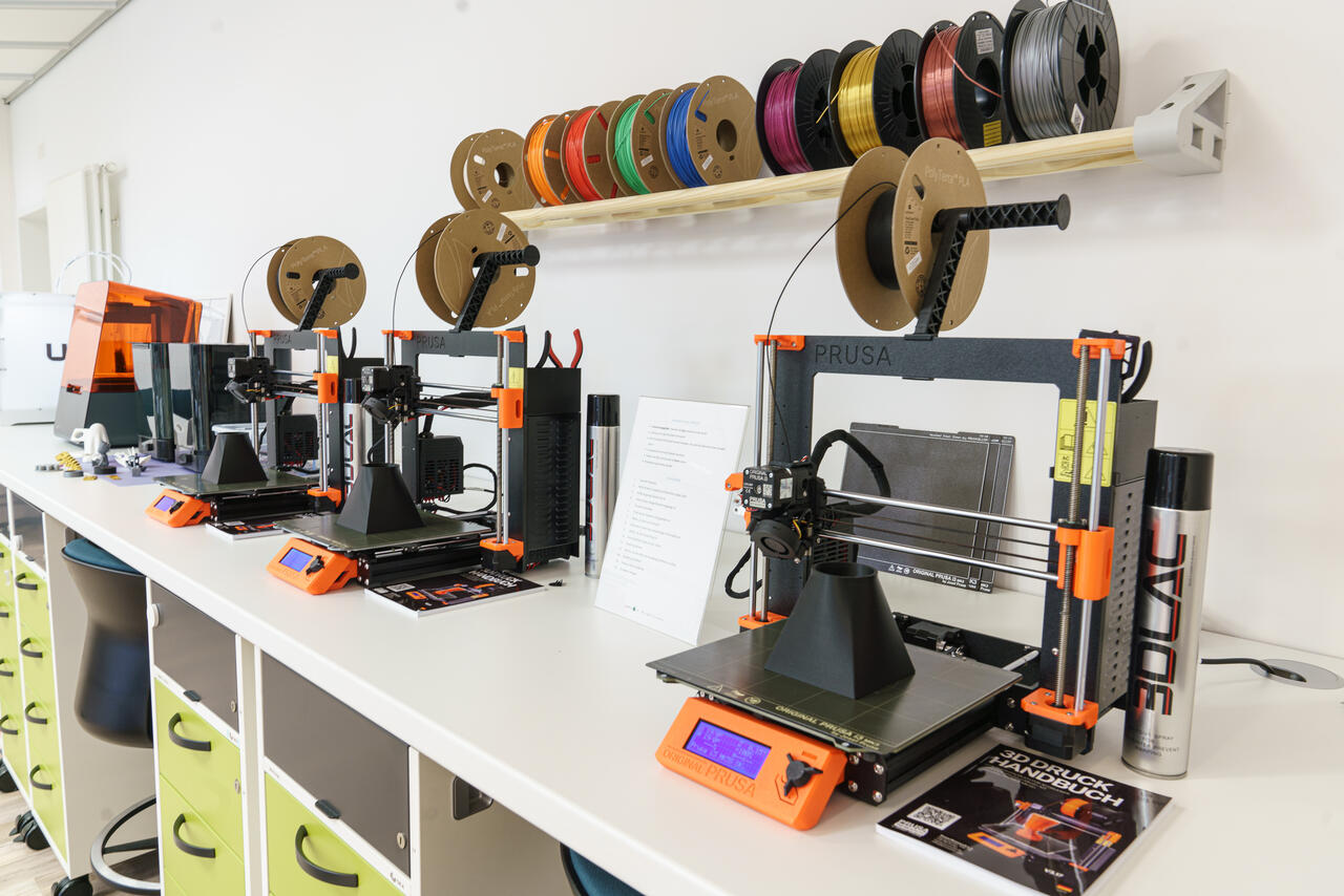 Arbeitsfläche mit verschiedenen 3D Druckern im MakerSpace des Digital Hub Ostfriesland