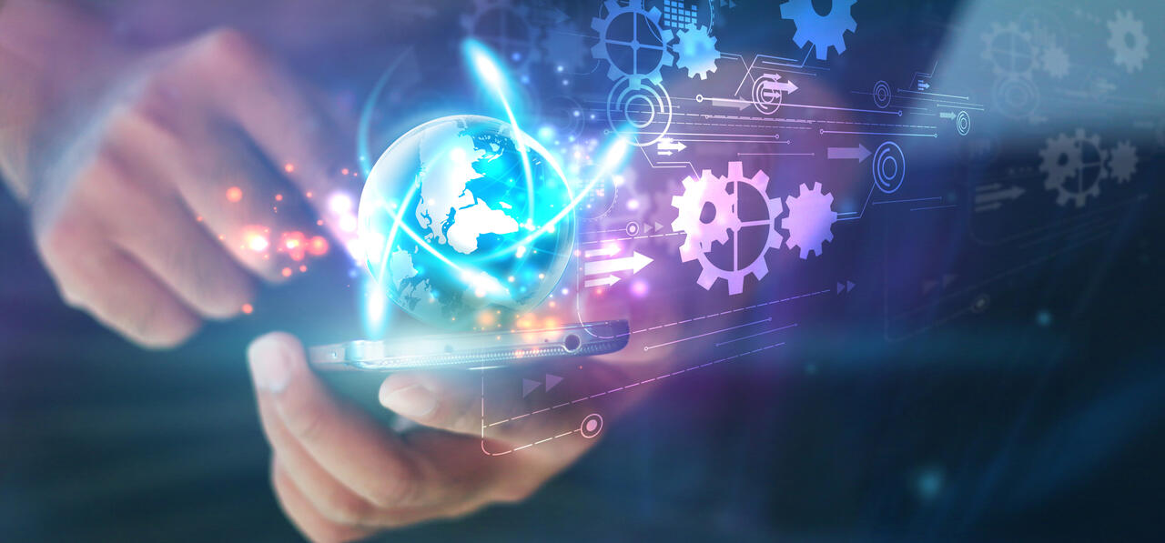 Hand mit Smartphone, &uuml;ber dem Technologie-Symbole schweben