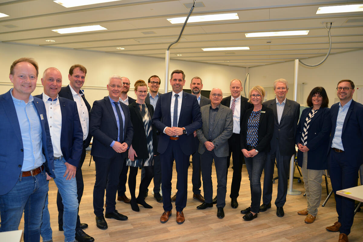 Minister Olaf Lies besuchte den Digital Hub Ostfriesland in Leer. Gruppenfoto mit Vertreterinnen und Vertretern verschiedenster Behörden, Firmen und Institutionen.
