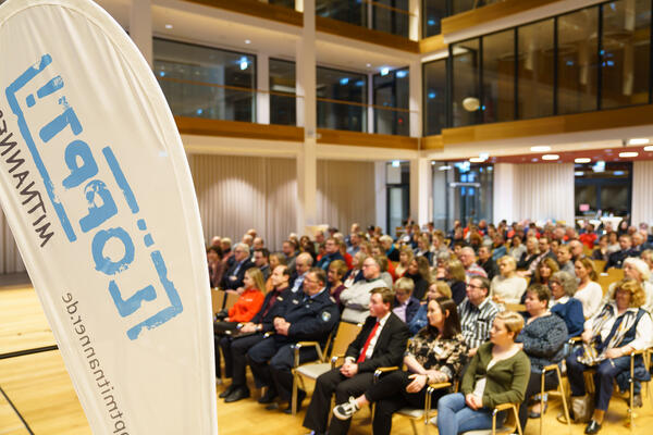 Im Vordergrund ein L�ppt Aufsteller, im Hintergrund Zuschauer im Sparkassenforum