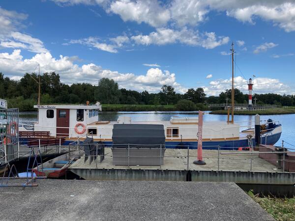 Die Hetta ist ein &uuml;ber 100 Jahre altes Plattbodenschiff aus Stahl und das Vereinsheim des WSC Soeste e.V.