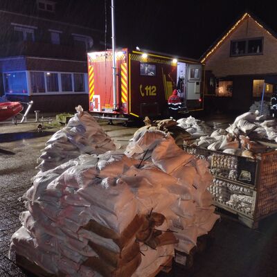 Einsatz in Langholt: Sands&auml;cke und Einsatzleitwagen