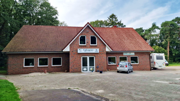 Das Sch&uuml;tzenhaus in Uplengen-Remels in der Frontalansicht