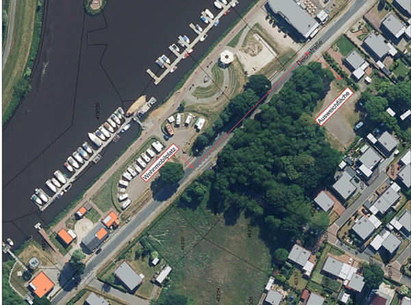 Luftbild des Hafenareals in Bar&szlig;el. Markiert sind der aktuelle Wohnmobilstellplatz sowie die auszubauende Ausweichfl&auml;che.