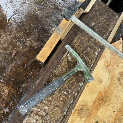 Hammer und Schraubzwinge