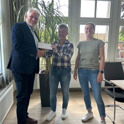 Bild vergr&ouml;&szlig;ern: Maren Sanders, p&auml;dagogische Fachkraft der Greta-Schoon-Schule, nahm den Gewinn von ALL-Betriebsleiter Klaus Anneken und Antje Jansen (zust&auml;ndig f&uuml;r &Ouml;ffentlichkeitsarbeit) entgegen.