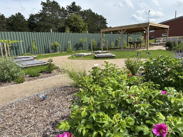 Blick auf den au&szlig;erschulischen Lernort und die verschiedenen Stationen