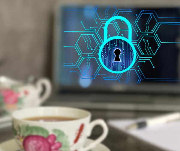 Teetasse, im Hintergrund ein digitales Schloss
