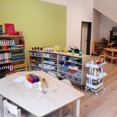 Gruppentisch, dahinter Bastel- und Malm&ouml;glichkeiten