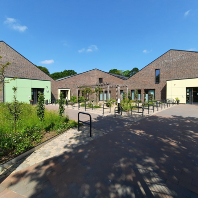 Geb&auml;ude in L-Form mit zwei Eing&auml;ngen