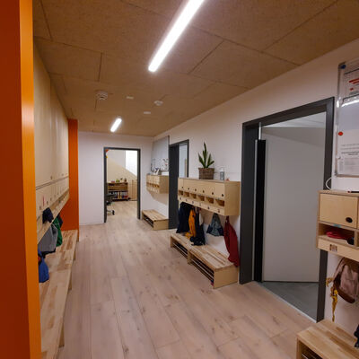 Garderoben und orangene Wand