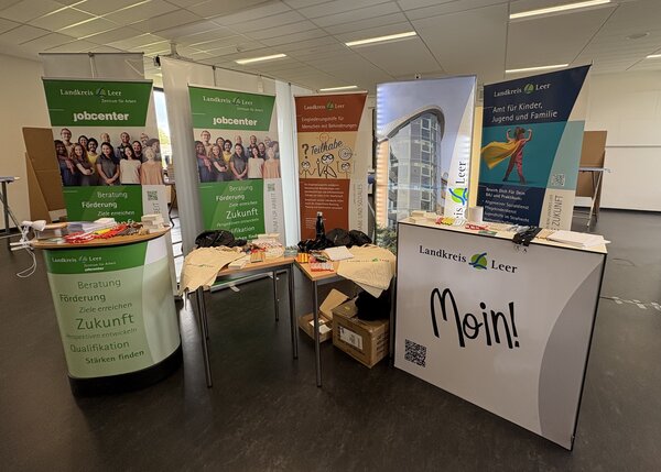 Messestand des Landkreises Leer beim Praxismarkt 2025