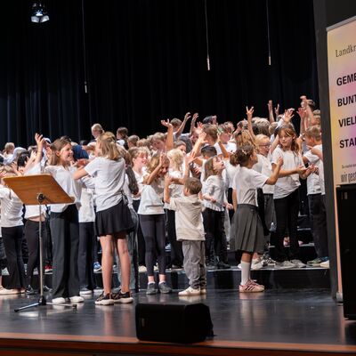 Kinderchor auf B&uuml;hne