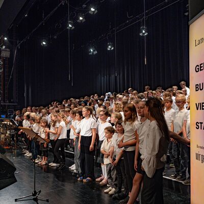 Kinderchor auf B&uuml;hne