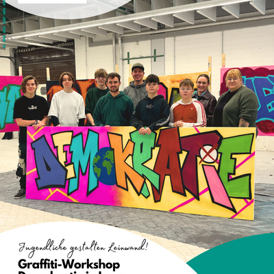 Jugendliche stehen hinter ihrem fertig gespr&uuml;hten Graffiti