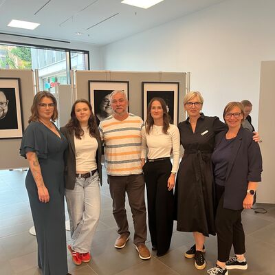 Gruppenfoto vor Bildern