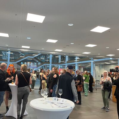 Menschen in kleinen Gruppen im Foyer