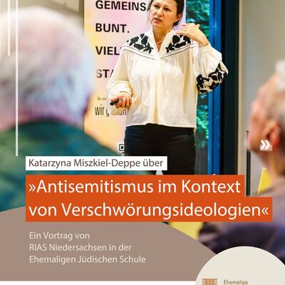 Dozentin spricht vor Menschen