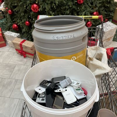 Eimer mit einer gro&szlig;en Menge alten Handys darin