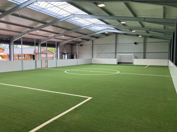 Innenraum der Mehrzweckarena mit Kunstrasen