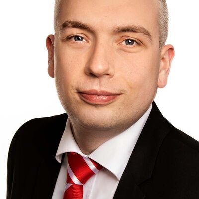 zu sehen ist Marco Schmidt von der Sparkasse LeerWittmund