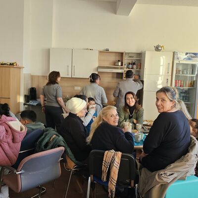 Menschen sitzen im Caf&eacute;.