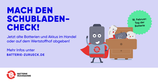 Illustration einer lachenden Batterie mit rotem Umhang neben einer Schublade voller alter Batterien und Akkus, dazu Text zur Aufforderung, alte Batterien am Tag der Batterie am 18. Februar im Handel oder Wertstoffhof abzugeben