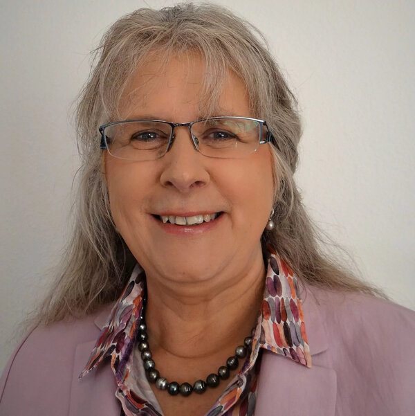 Dr. Claudia Nieder&eacute;e