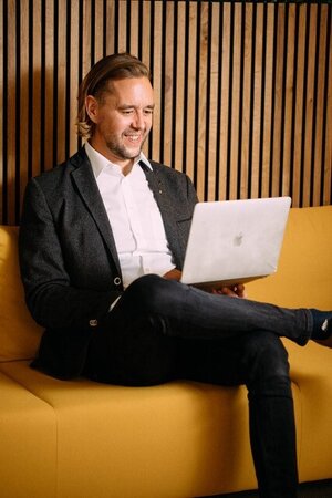 Referent Dennis Westermann am Laptop