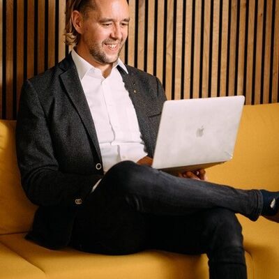 Referent Dennis Westermann am Laptop