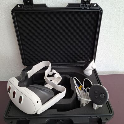 Meta Quest Headset im Koffer, mit Zubeh&ouml;r wie Ladestation