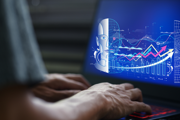 Szene, die H&auml;nde beim Tippen auf einem Laptop zeigt und fortschrittliche Business-Analytics mit digitalen Diagrammen sowie Elementen der Datenvisualisierung pr&auml;sentiert - mit Fokus auf Wachstum und Erkenntnisse in einem technologischen Umfeld.