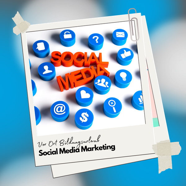 Auf dem Bild ist ein Foto mit vielen kleinen blauen Social Media Symbolen zu sehen. In der Mitte steht der Schriftzug Social Media in orange