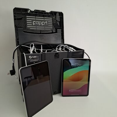 Zwei iPads mit Ladestations-Box