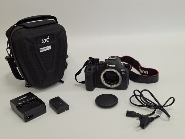 Kamera von Canon mit Tasche, Ladekabel, Akku und Deckel f&uuml;r das Geh&auml;use. Ohne Objektiv