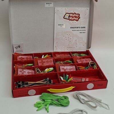 Makey Makey Koffer mit Platinen, USB Kabeln und Klemmen