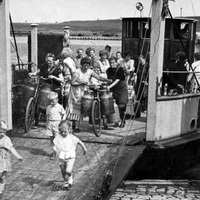 1958/59: Die Sommer sind hei&szlig; und trocken, die Brunnen versiegen. Ditzumerinnen holen Trinkwasser in "Melkbummen" aus Petkum.