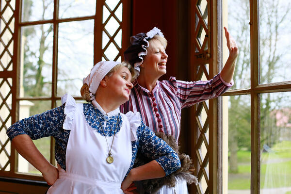 Das Bild zeigt zwei Gästeführerinnen in ihrer Verkleidung als Trientje und Gertrude.