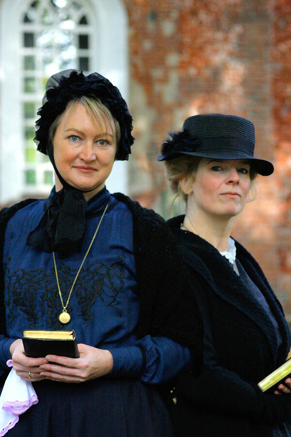 Das Bild zeigt zwei Gästeführerinnen in ihrer Verkleidung Frau Ibelings und Frau Boekhoff.