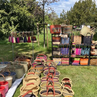 Bild vergr&ouml;&szlig;ern: Aussteller beim Fr&uuml;hlingsmarkt im Schlosspark