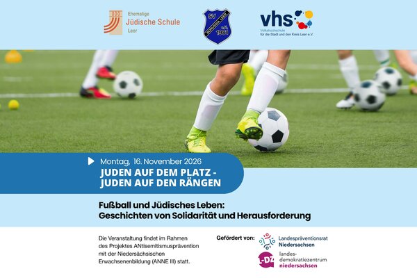 Plakt zur Veranstaltung Lesung mit Monty Ott und Ruben Gerczikow: Juden auf dem Platz - Juden auf den R&auml;ngen Fu&szlig;ball und J&uuml;disches Leben: Geschichten von Solidarit&auml;t und Herausforderung am 16. November in der Ehemaligen J&uuml;dischen Schule Leer.